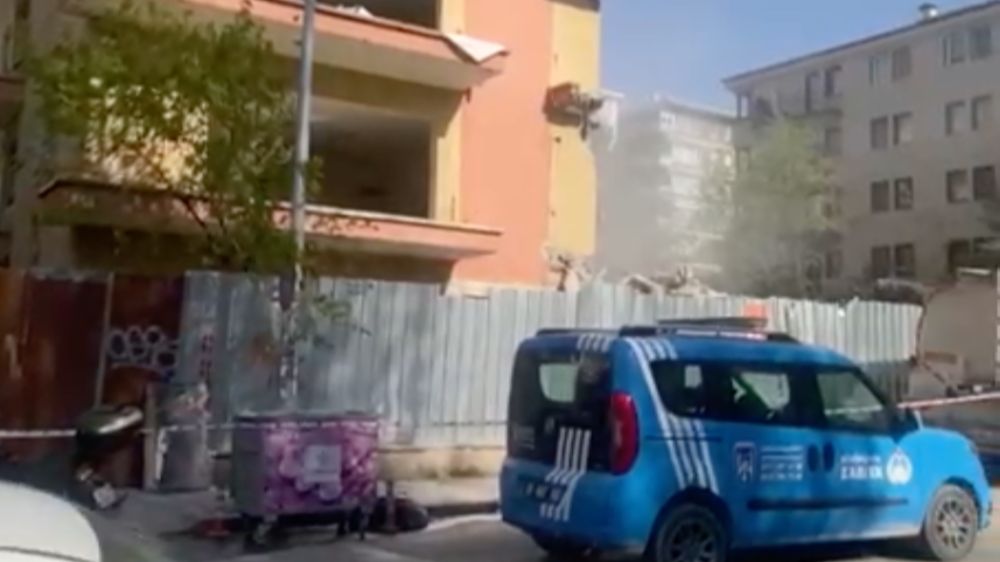 Meclis’in Dibinde Kentsel Dönüşüm Faciası: Bina Yan Apartmanın Üzerine Çöktü!