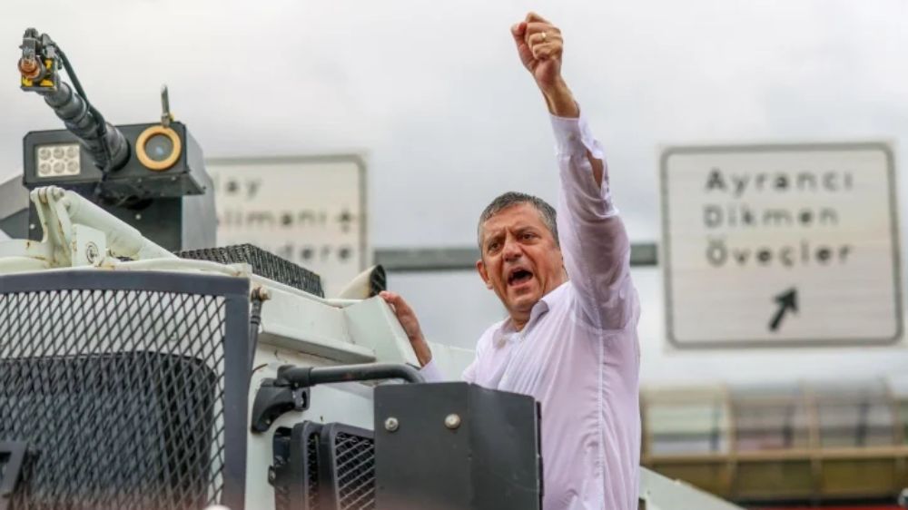 Özgür Özel’i Neden Yalnız Bırakmamalıyız?