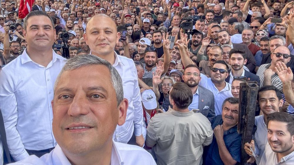 Yeni Parti'nin Eskiyle Savaşı