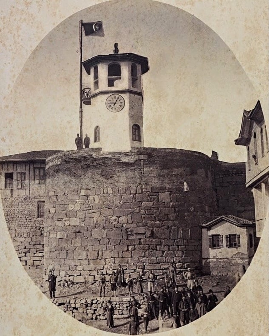 Yukarı Yüz’de Çan, Aşağı Yüz‘de Ezan